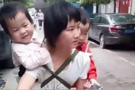 “最美姐姐”火了，小小肩膀背负两个妹妹，网友：父母去哪了？图片