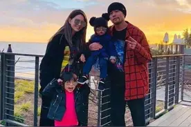 周杰伦陪女儿拍照打卡，6岁女儿长发及腰长高好多，背影像昆凌图片