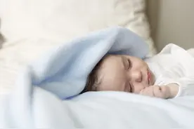 爷爷给孙子取名“宇凡”，护士手抖多添一笔，奶奶乐了：不用改了图片