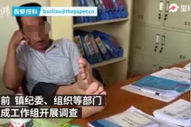 把腿翘桌上“接待”村民的村支书，停职了【三分钟法治新闻全知道】图片