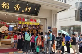 苏州稻香村鲜肉月饼咸香上市 观前街店排起长队图片