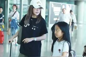 45岁赵薇携10岁女儿出行，女儿有“小燕子”影子，赵薇穿衣似路人图片