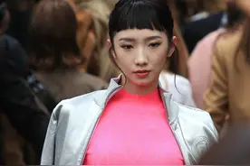 孟美岐的齐刘海造型略显奇怪，还是露额头更漂亮图片
