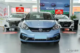 自动挡省油日系小车，空间够大够灵活，停车也方便，实拍本田飞度图片