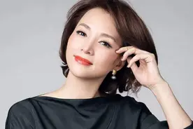 董卿近照曝光，这才叫大长腿，颜值爆棚图片