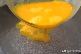 鸡蛋倒入开水中，出锅变名菜，入口鲜美嫩滑，吃一口太满足了图片