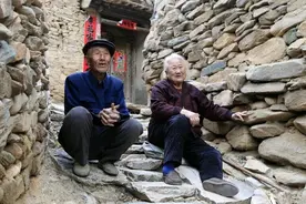 我爸被我亲舅舅送进监狱，我妈远走高飞，年迈的爷爷奶奶把我养大图片
