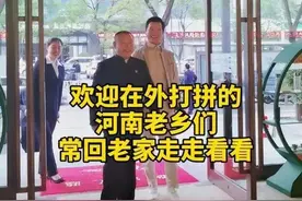 央视名嘴任鲁豫低调回老家，与人热聊笑容豪迈，舞台上下差距大图片