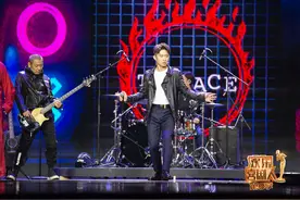 摇滚与相声的碰撞，《欢乐喜剧人6》决赛面孔乐队助阵金霏陈曦！图片