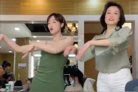 蓝盈莹与妈妈共舞，蓝妈妈气质超绝图片