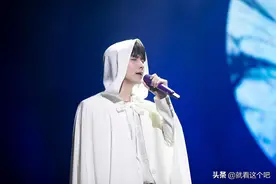 张艺兴最新舞台《爱莲说》 一身白色西装演绎清新国风图片