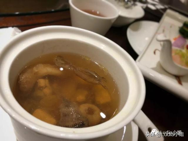 花胶乌鸡炖天山雪莲 花胶炖乌鸡的功效