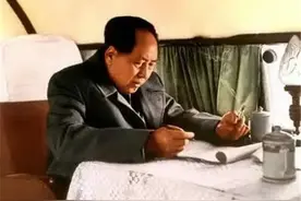 1956年毛主席乘专机回京，刚下飞机就对刘亚楼说：这下露馅了吧？图片
