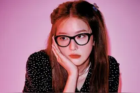 RedVelvet姜涩琪登时尚杂志，戴黑框眼镜编发造型图片