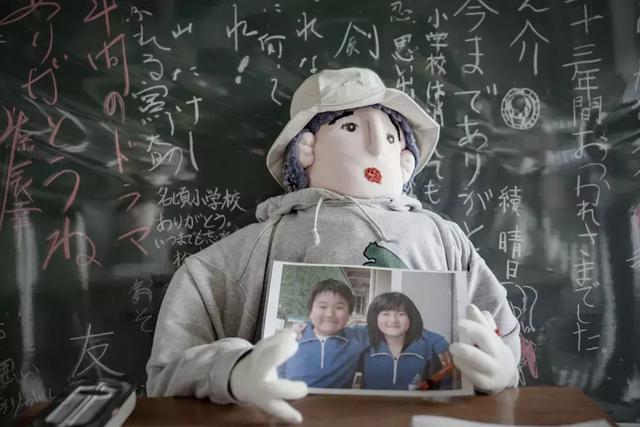 日本有个恐怖村庄，奶奶按照逝者原型做了300个人形，日夜陪自己