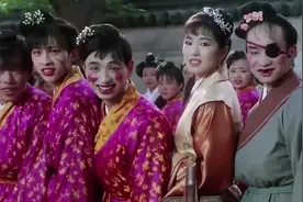 “回眸一笑”真的不要硬演，有人一眼万年，有人我想给她按回去图片