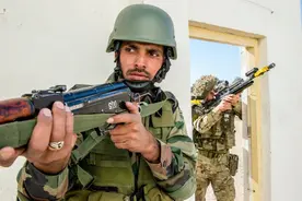 印度士兵连开四枪，上级军官遭杀害，携枪拒绝投降，高层下令彻查图片