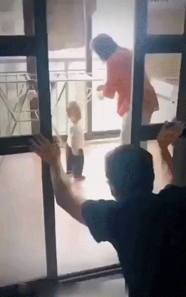 暴走萝莉：我真想削死你，那怕我打不过你；这都是些什么熊孩子图片