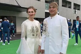 开幕式女旗手“仙女脸”彻底火了！穿纱裙入场，摘下口罩颜值惨跌图片