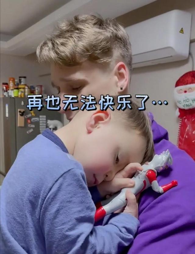 “奥特曼被绿头怪揍”刷爆全网，网友：人类幼崽的反应亮了！笑喷