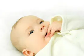 为什么宝宝喜欢“吃手”呢？孩子背后这些心理暗示，我们要读得懂图片