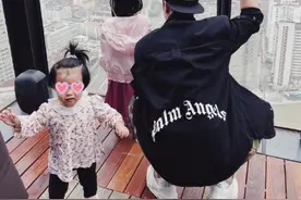 陈赫五一宅家带娃，晒张子萱视角与女儿合照，父女深情对视超温馨图片