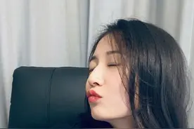 陈钰琪终于将头发扎起来，换成高扎丸子头，头发太长就这么打理！图片