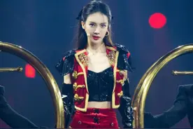 金晨舞蹈真是太绝啦，舞蹈功底太好了，大秀一字马图片