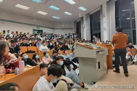 火爆全网！985教授开“恋爱课”，亲授3个恋爱妙招，吸引学生爬窗听课！图片