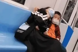 男童地铁上守护熟睡妈妈，下车前的这一幕更暖心！图片