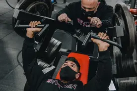 自由重量训练VS抗阻器械训练，哪种是最佳的训练方式？图片