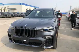 宝马X7港口提车！空间不逊GLS，落地98万，“大鼻孔”格栅真霸气图片