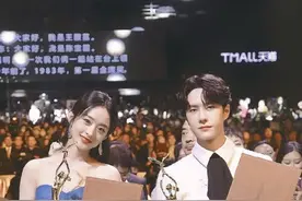 有人笑有人哭！赵丽颖台上笑领奖，宋茜台下扁嘴发现被拍马上变脸图片