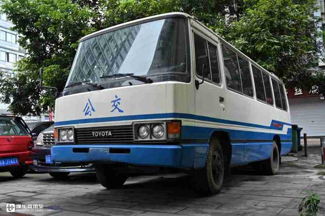 日系中巴经典车型，平顶二代丰田考斯特还记得吗？现在相当少见了