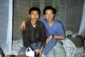 母亲瘫痪，冯小刚开300万宾利看望，姐姐求他：能不能帮忙找个活图片