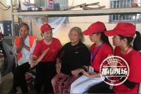 洪灾后家园重建 76岁“明星奶奶”唱歌鼓舞人心 人在希望就在图片