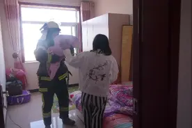 沧州一居民楼失火 消防员浓烟中救出3人图片