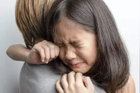 女儿错把502当眼药水，宝妈60秒挽救了娃，医生得知连连称赞图片