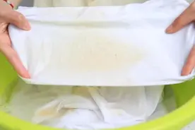 白衣服穿久发黄怎么洗，把它丢水里，不用漂白剂也能洗的洁白如新图片