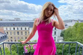 二代黑寡妇化身粉红女郎，笑容甜美治愈，网友：小胖妹可爱图片