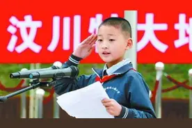 3岁娃娃从汶川地震中获救，变成“敬礼男孩”感动国人，现状如何图片