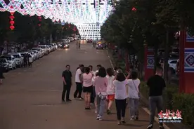 独具魅力！夜幕下的二道白河小镇，热情、奔放……图片