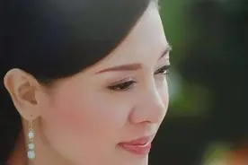 泰国最美王妃实惨！强行剃光头软禁在寺庙，被贬前与儿子抱头痛哭图片