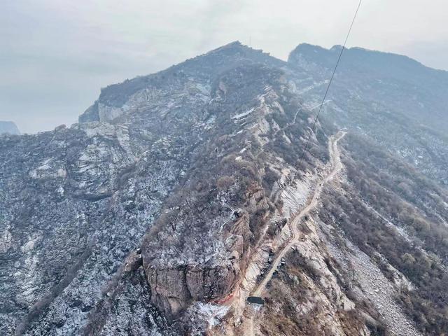 郑州驴友徒步经典户外线路，万丈梯刀背山穿越小长城黄金大草原