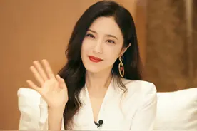 45岁曾黎深夜与好友聚会，与神秘男亲密互动，搂肩热聊打闹似情侣图片