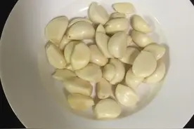 自制灭虫杀菌水，发现虫卵就喷一喷，虫子灭得快花儿开得旺图片