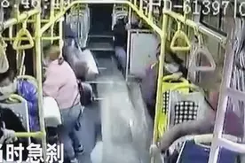 公交车一个急刹，38岁女乘客被甩出后不治身亡！现场视频揪心图片