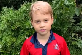 英王室三萌娃首次演讲！夏洛特自曝爱蜘蛛，穿裙子害羞提问太萌了图片