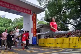 一字马女孩高考成绩已出，超分数线115分，网友：跳第3个一字马吧图片