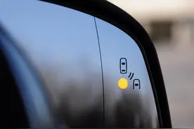 车辆并线辅助功能，原来还“附赠”这些用法？图片